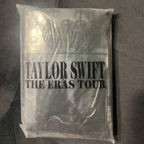 Official Eras Tour Rain Poncho New Taylor Swift - Picture 2 of 4